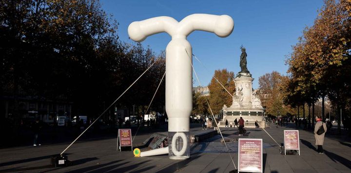 Modelo gigante de un DIU inflable llamado "Freeda Womb" para protestar contra las existencias de anticonceptivos de USAID bloqueadas en Bélgica. París. Foto de Sébastien DUPUY / AFP 