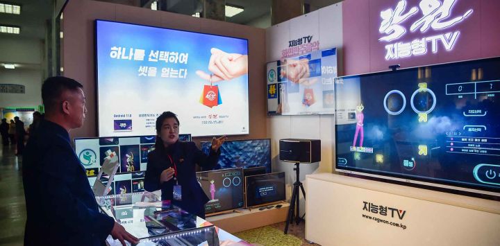 Un visitante observa una gran pantalla de televisión en la Exposición de Ciencia, en la Gran Casa de Estudios del Pueblo en Pyongyang. Foto de KIM Won Jin / AFP
