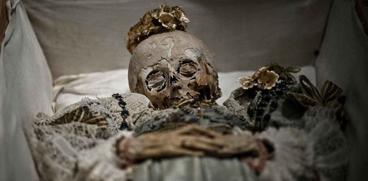 Una momia francesa llamada 'Joven de Estrasburgo' se muestra durante la visita de prensa de "Momias", una exposición en el Museo del Hombre en París. Foto de JULIEN DE ROSA / AFP