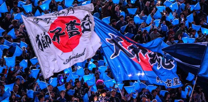 Los aficionados de Japón asisten al partido amistoso internacional de fútbol entre Japón y Bolivia en el Estadio Nacional de Tokio. Foto de Philip FONG / AFP