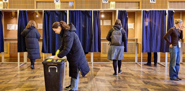 Votantes son vistos en un centro de votación instalado en el ayuntamiento de Aarhus, Dinamarca. Foto de Mikkel Berg Pedersen / AFP 