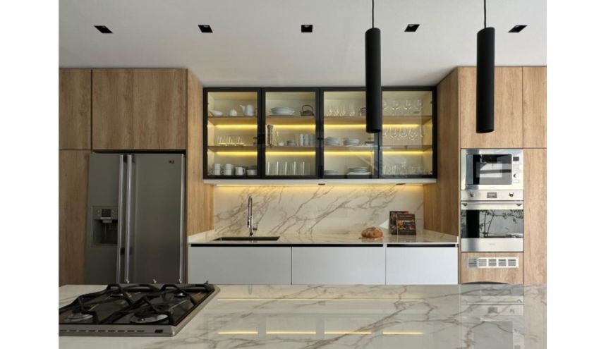 Cocina NH5753: funcionalidad y diseño en un lote angosto