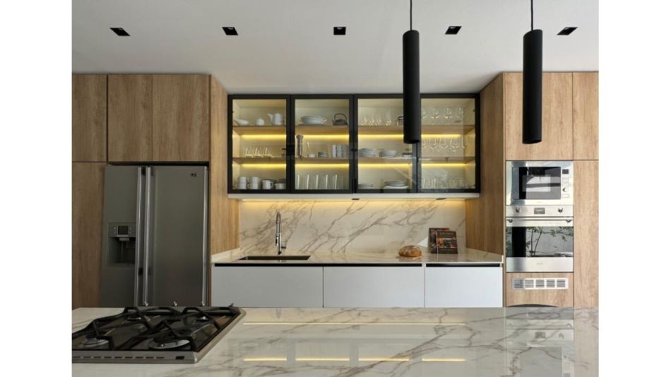 Cocina NH5753: funcionalidad y diseño en un lote angosto