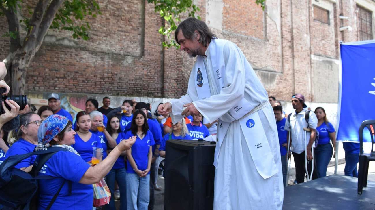 El representante de Editorial Perfil Marcelo Capandeguy en un almuerzo solidario en la Fundación Padre Pepe.