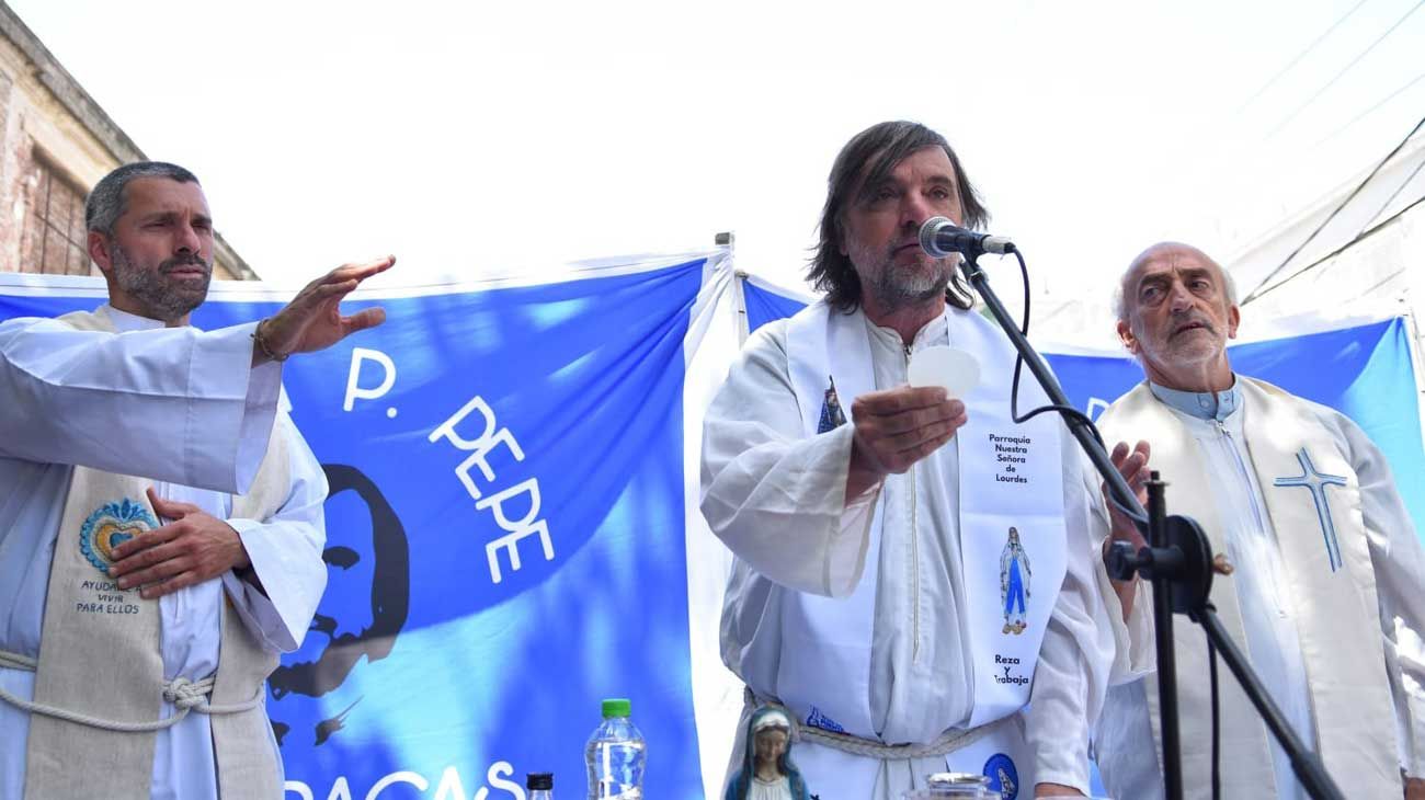 El representante de Editorial Perfil Marcelo Capandeguy en un almuerzo solidario en la Fundación Padre Pepe.