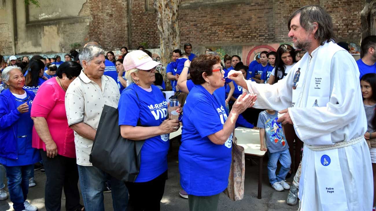 El representante de Editorial Perfil Marcelo Capandeguy en un almuerzo solidario en la Fundación Padre Pepe.