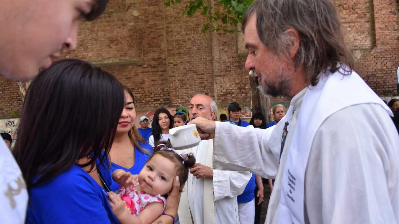 El representante de Editorial Perfil Marcelo Capandeguy en un almuerzo solidario en la Fundación Padre Pepe.
