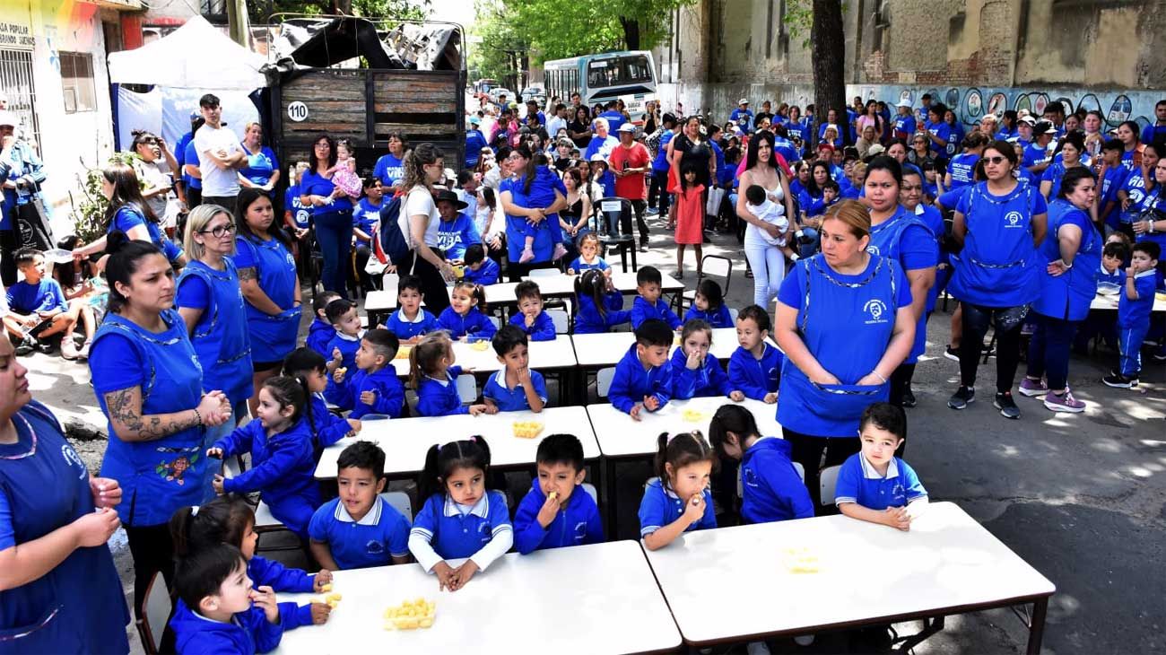 El representante de Editorial Perfil Marcelo Capandeguy en un almuerzo solidario en la Fundación Padre Pepe.