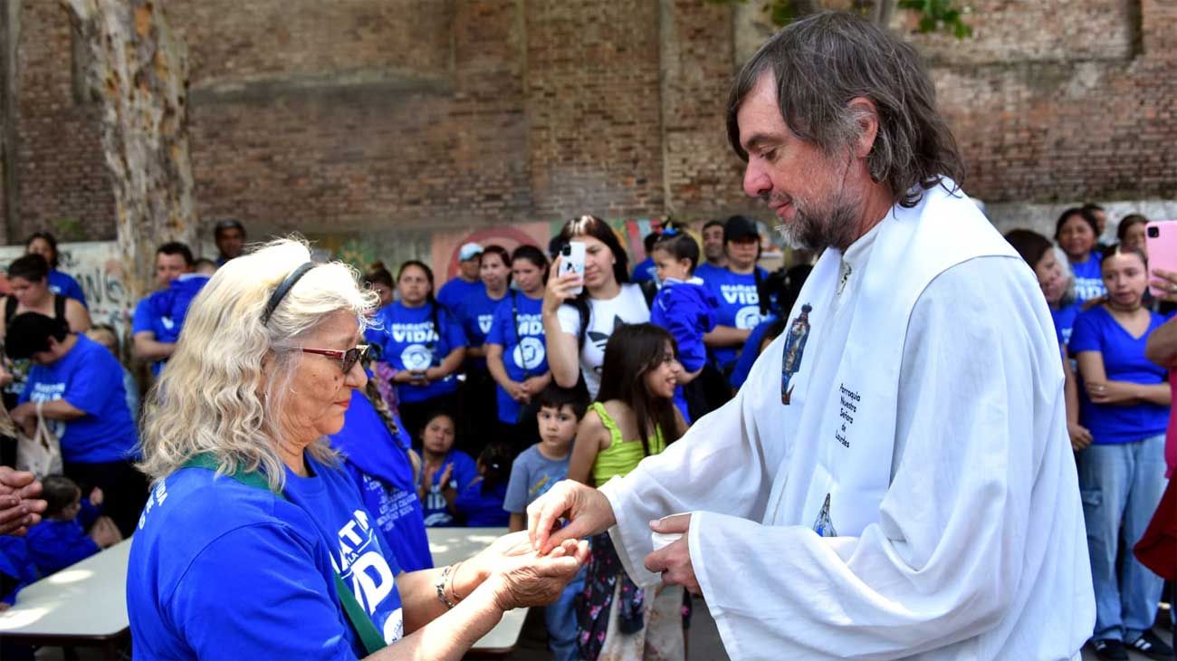 El representante de Editorial Perfil Marcelo Capandeguy en un almuerzo solidario en la Fundación Padre Pepe.