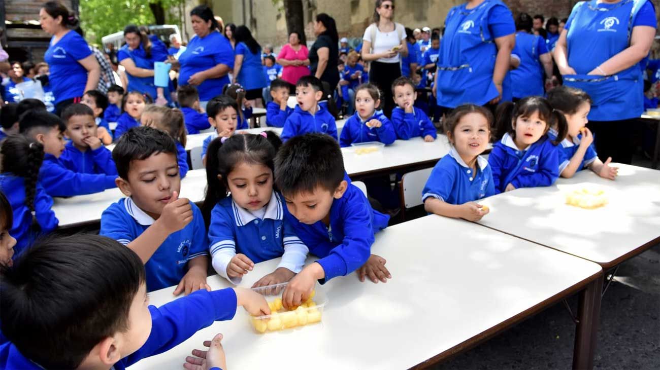 El representante de Editorial Perfil Marcelo Capandeguy en un almuerzo solidario en la Fundación Padre Pepe.