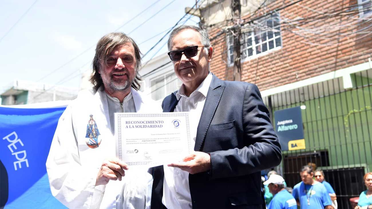 El representante de Editorial Perfil Marcelo Capandeguy en un almuerzo solidario en la Fundación Padre Pepe.