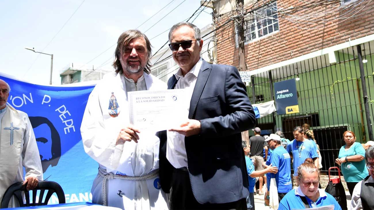 El representante de Editorial Perfil Marcelo Capandeguy en un almuerzo solidario en la Fundación Padre Pepe.