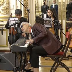El tenor Andrea Bocelli cantó una canción en la Casa Rosada. | Foto:CEDOC.