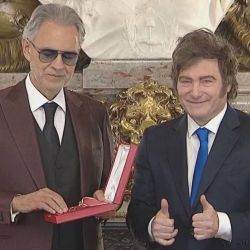 Andrea Bocelli y Javier Milei | Foto:CEDOC