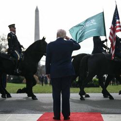 Donald Trump, saluda mientras espera la llegada del Príncipe Heredero y Primer Ministro del Reino de Arabia Saudita, Mohammed bin Salman. Foto de Brendan SMIALOWSKI / AFP | Foto:AFP