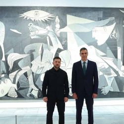 El presidente del Gobierno español, Pedro Sánchez, y al presidente de Ucrania, Volodymyr Zelensky , posando frente a la obra maestra de Pablo Picasso "Guernica" en el Museo Reina Sofía. Foto de FERNANDO CALVO / LA MONCLOA / AFP | Foto:AFP