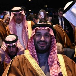 El príncipe heredero y primer ministro del Reino de Arabia Saudita, Mohammed bin Salman, y un miembro de la delegación saudí escuchan al presidente de Estados Unidos, Donald Trump. Foto de Brendan SMIALOWSKI / AFP | Foto:AFP
