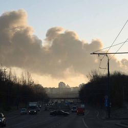 El humo se eleva sobre el horizonte tras una serie de ataques masivos con drones y misiles rusos durante la noche, en la ciudad occidental ucraniana de Leópolis. Foto de YURIY DYACHYSHYN / AFP  | Foto:AFP