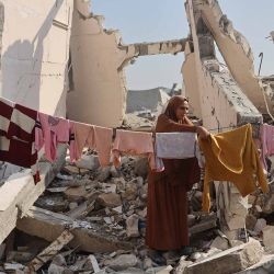 Una mujer palestina cuelga ropa para secar entre las ruinas de un edificio en la ciudad de Gaza. Foto de Omar AL-QATTAA / AFP | Foto:AFP