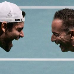 Matteo Berrettini celebra con el entrenador de Italia, Filippo Volandri, después de ganar cuartos de final individuales masculinos de la Copa Davis, en Bolonia. Foto de Tiziana FABI / AFP | Foto:AFP