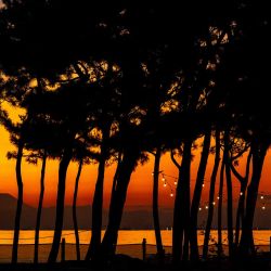Personas en la playa mientras el Monte Fuji se observa de fondo desde el Parque Costero Inage en la ciudad de Chiba, un suburbio de Tokio. Foto de Philip FONG / AFP | Foto:AFP