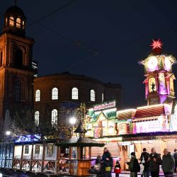 Las decoraciones navideñas instaladas iluminan la plaza central Römer en Fráncfort del Meno, en el oeste de Alemania. Foto de Kirill KUDRYAVTSEV / AFP | Foto:AFP