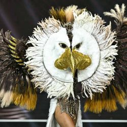 Audrey Eckert, camina en el escenario durante la presentación del traje nacional de Miss Universo 2025 en la provincia de Nonthaburi, al norte de Bangkok. Foto de Lillian SUWANRUMPHA / AFP | Foto:AFP