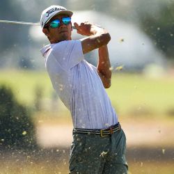 Ricky Castillo realiza un tiro desde el tee en el tercer hoyo antes del RSM Classic 2025 en Sea Island Resort. Georgia. Foto de Mike Mulholland / AFP | Foto:AFP