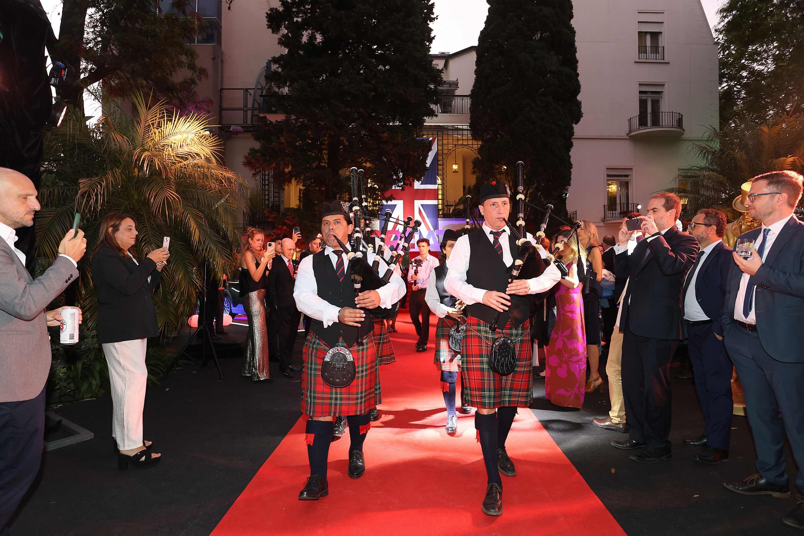 Gaiteros en el 77º cumpleaños del Carlos III, en la embajada británica en Argentina.