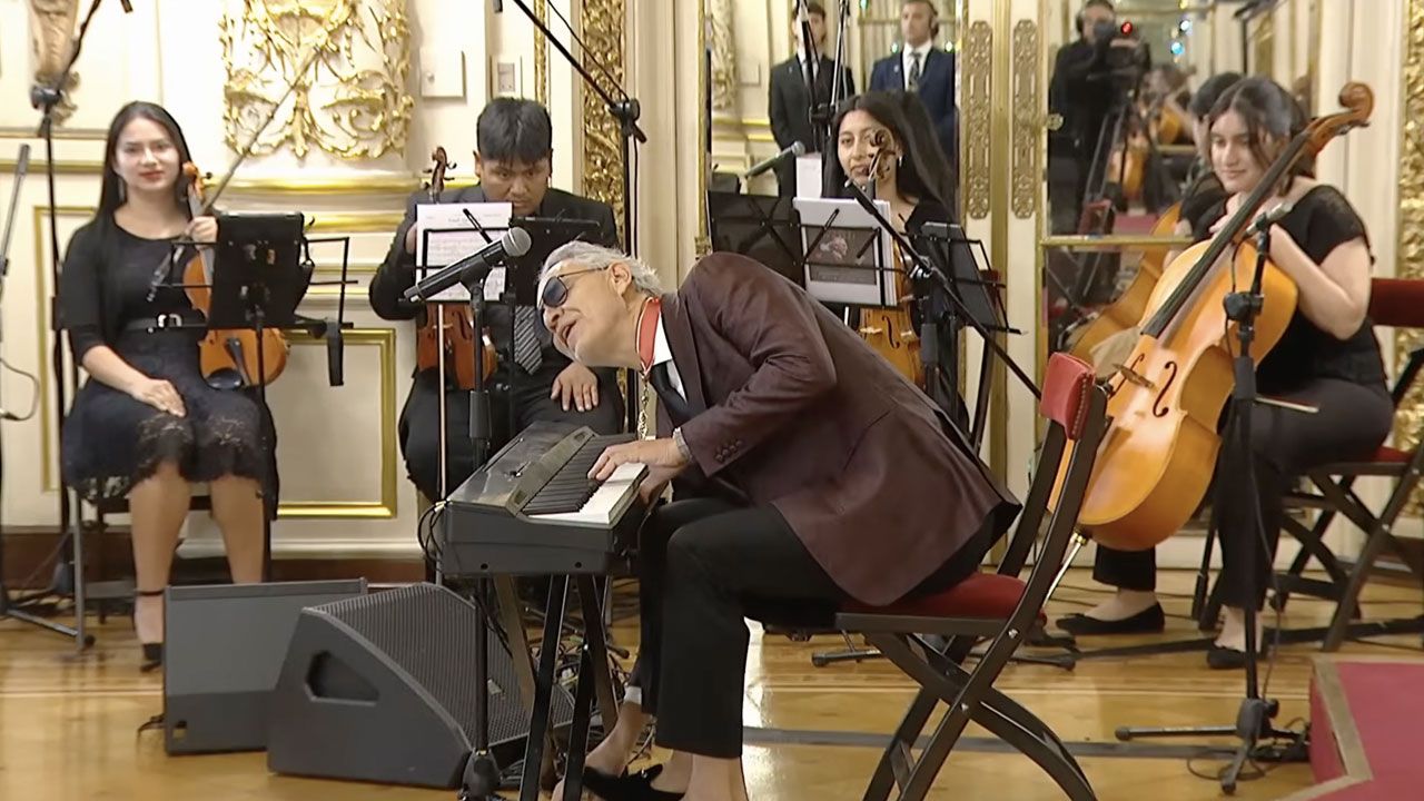 El tenor Andrea Bocelli cantó una canción en la Casa Rosada. | Foto:CEDOC.