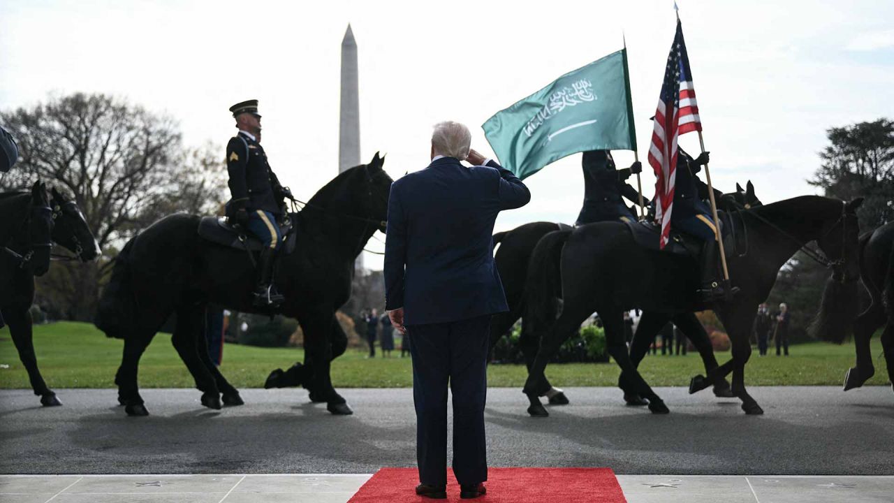 Donald Trump, saluda mientras espera la llegada del Príncipe Heredero y Primer Ministro del Reino de Arabia Saudita, Mohammed bin Salman. Foto de Brendan SMIALOWSKI / AFP | Foto:AFP