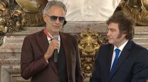 El video con IA de Andrea Bocelli interpretando "Kuka tirapiedra" en la Casa Rosada