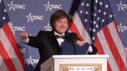 Milei Bailando con la bandera norteamericana