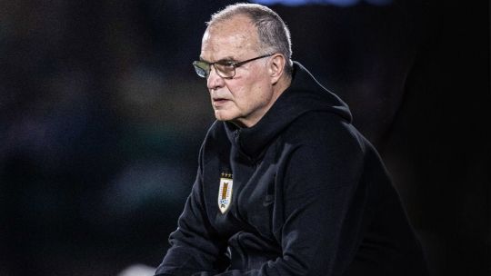 Escándalo en Uruguay: Ronald Araujo se lesionó y un familiar destrozó a Marcelo Bielsa en redes sociales