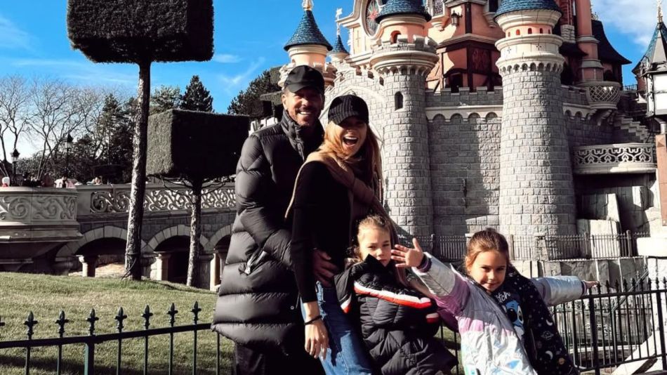 Cholo Simeone y Carla Pereyra junto a sus hijas