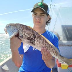 A casi un mes del inicio del verano, el mar es una de las principales atracciones del pescador. También el sur suma adeptos con la temporada truchera.