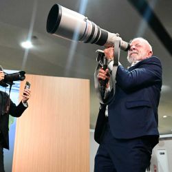 El presidente de Brasil, Luiz Inacio Lula da Silva, mira a través del objetivo de una cámara antes de una conferencia de prensa durante la Conferencia COP30 de la ONU sobre Cambio Climático en Belém. Foto de Pablo PORCIUNCULA / AFP | Foto:AFP