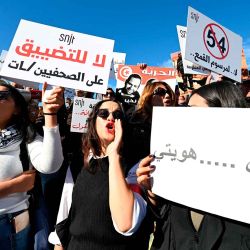 Manifestantes tunecinos, incluidos periodistas, sostienen pancartas que exigen libertad de prensa y de expresión durante una manifestación frente a la oficina del primer ministro en Túnez. Foto de FETHI BELAID / AFP | Foto:AFP