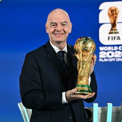 El presidente de la FIFA, Gianni Infantino, posa con el trofeo de la Copa Mundial de la FIFA. Foto de Fabrice COFFRINI / AFP | Foto:AFP