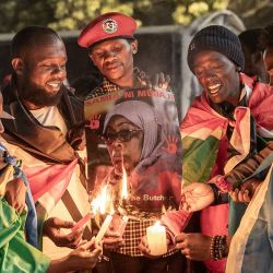 Queman un cartel que muestra un retrato de la presidenta de Tanzania, Samia Suluhu Hassan, honor a los asesinados en los disturbios posteriores a las elecciones, en Nairobi. Foto de SIMON MAINA / AFP | Foto:AFP