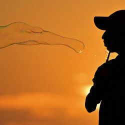 Un vendedor vende juguetes de burbujas en el paseo de Galle Face en Colombo. Foto de Ishara S. KODIKARA / AFP | Foto:AFP