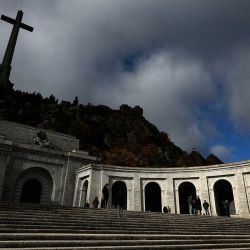 La gente se retira tras asistir a una misa que conmemora el 50 aniversario de la muerte del dictador español Francisco Franco en la Basílica de la Santa Cruz en el Valle de Cuelgamuros. Foto de Oscar DEL POZO / AFP | Foto:AFP