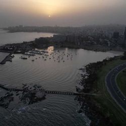  Atardecer en Montevideo. Una "gran nube de polvo" que se originó en la Patagonia ingresó a Uruguay y afectará la visibilidad en las zonas costeras. Foto de Mariana SUAREZ / AFP | Foto:AFP