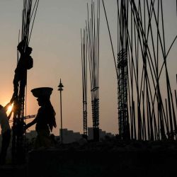 Trabajadores en el sitio de remodelación del Ashram Mahatma Gandhi en Ahmedabad. Foto de Shammi MEHRA / AFP | Foto:AFP