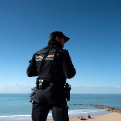 Un oficial de la policía nacional participa en el simulacro de tsunami Respuesta25 en Cádiz. Foto de Jorge GUERRERO / AFP | Foto:AFP