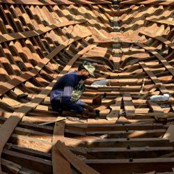 Un trabajador construye un barco de pesca de madera en el pueblo pesquero costero de Ibrahim Hyderi en Karachi. Foto de Asif HASSAN / AFP | Foto:AFP