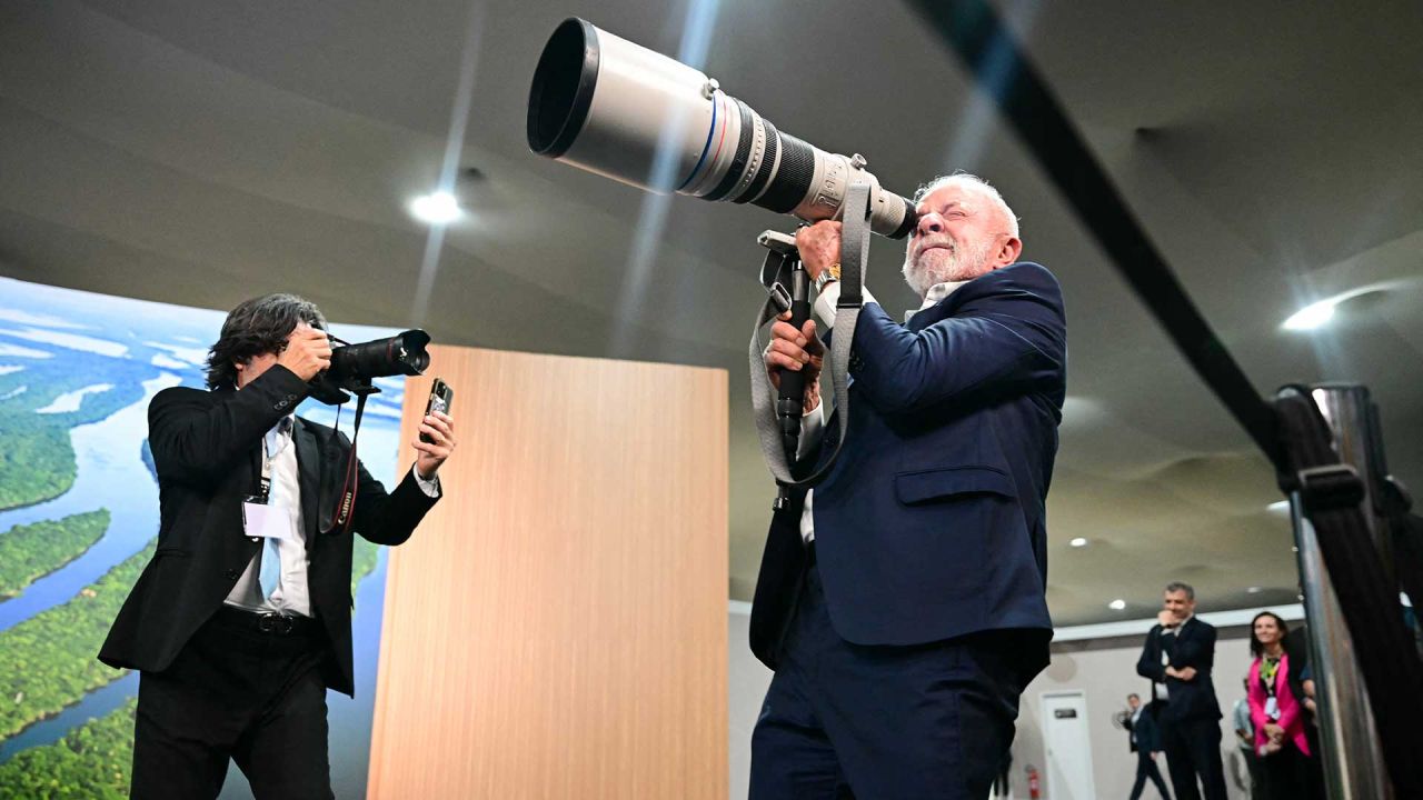 El presidente de Brasil, Luiz Inacio Lula da Silva, mira a través del objetivo de una cámara antes de una conferencia de prensa durante la Conferencia COP30 de la ONU sobre Cambio Climático en Belém. Foto de Pablo PORCIUNCULA / AFP | Foto:AFP