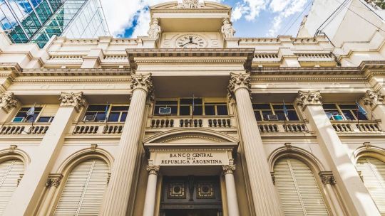 El BCRA volvió a bajar tasas antes de una licitación clave del Tesoro