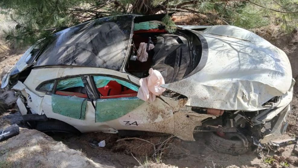 Chocaron una Ferrari de 400 mil dólares, los internaron y se fueron del hospital antes del alta - Image 1