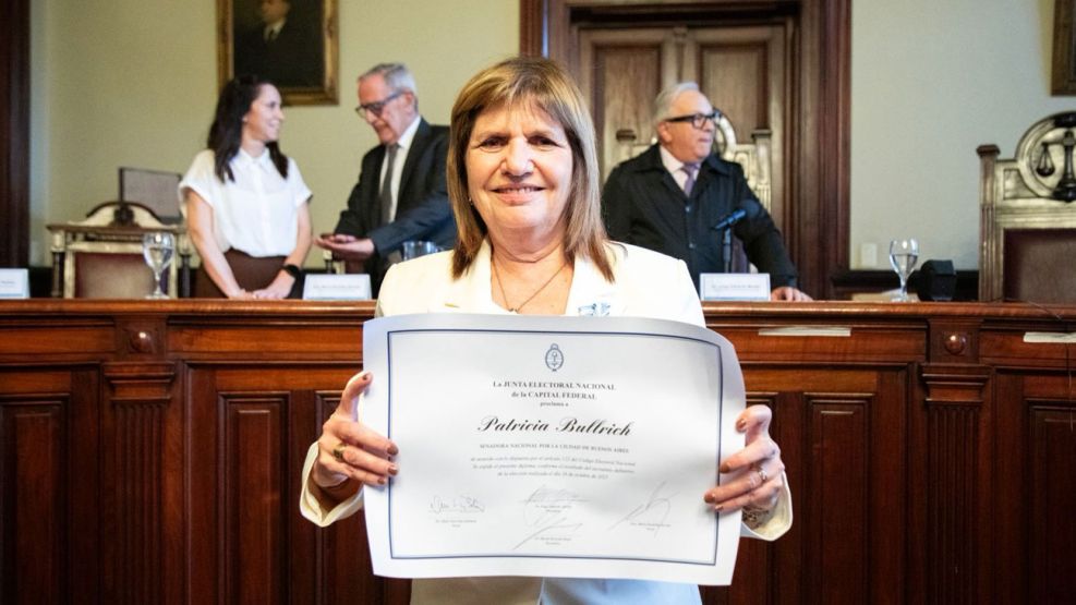 Entrega a Patricia Bullrich del diploma de senadora nacional 20112025